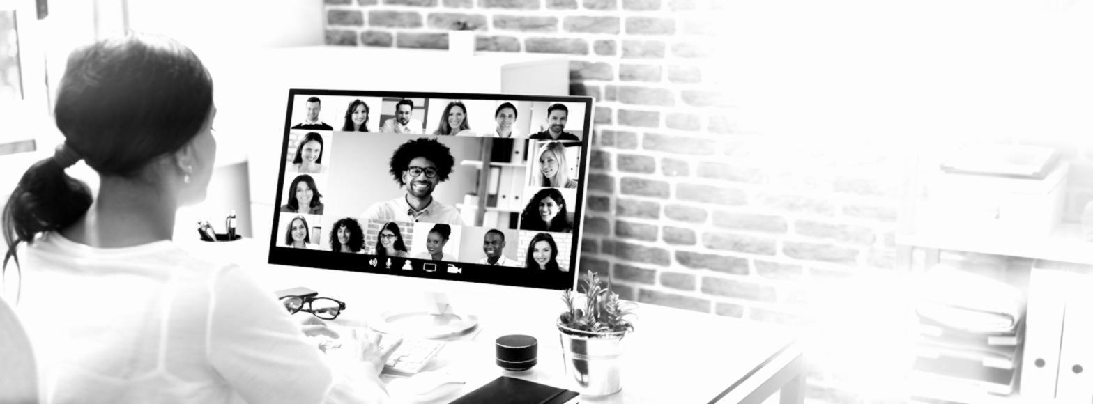 Einzelgespräch zwischen zwei Personen mit aufmerksamer Körpersprache