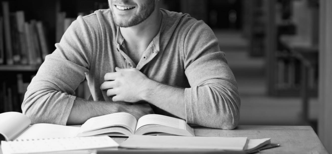 Teilnehmer bei einer intensiven Zuhörübung in ruhiger Umgebung